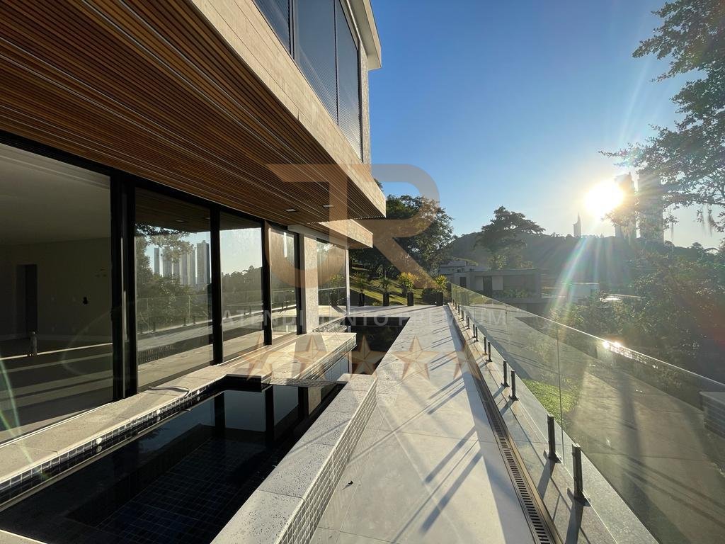 CASA DE 4 SUÍTE EM CONDOMINIO FECHADO